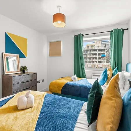 Enchanting Abode -sleeps 6 With Balcony! Apartamento Bristol