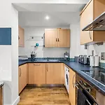 Enchanting Abode -sleeps 6 With Balcony! * Bristol