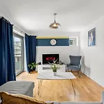 Enchanting Abode -sleeps 6 With Balcony! Lägenhet