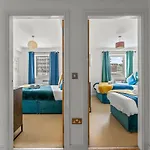 Enchanting Abode -sleeps 6 With Balcony! Lägenhet Bristol
