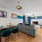 Enchanting Abode -sleeps 6 With Balcony! Apartment Bristol