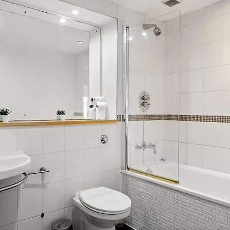 Enchanting Abode -sleeps 6 With Balcony! Apartment Bristol