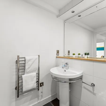 Апартаменты Enchanting Abode -sleeps 6 With Balcony! Бристоль