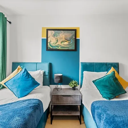 Enchanting Abode -sleeps 6 With Balcony! * Бристоль