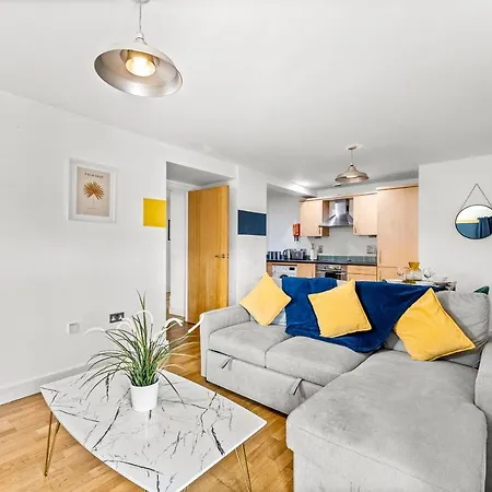 Апартаменты Enchanting Abode -sleeps 6 With Balcony!