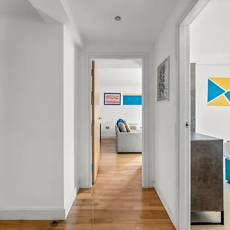 Enchanting Abode -sleeps 6 With Balcony! Бристоль