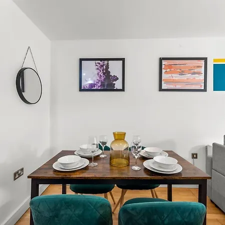 Enchanting Abode -sleeps 6 With Balcony!