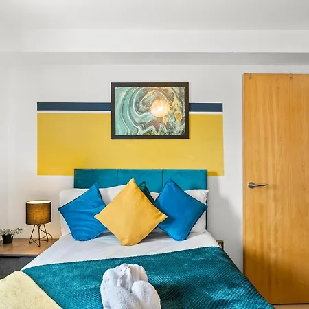 Апартаменти Enchanting Abode -sleeps 6 With Balcony! Бристоль