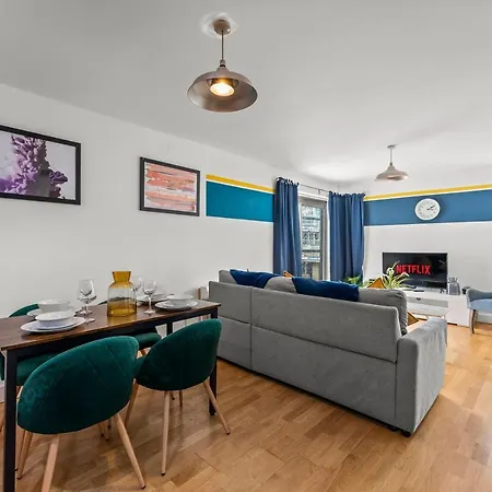 Enchanting Abode -sleeps 6 With Balcony! Апартаменты Бристоль