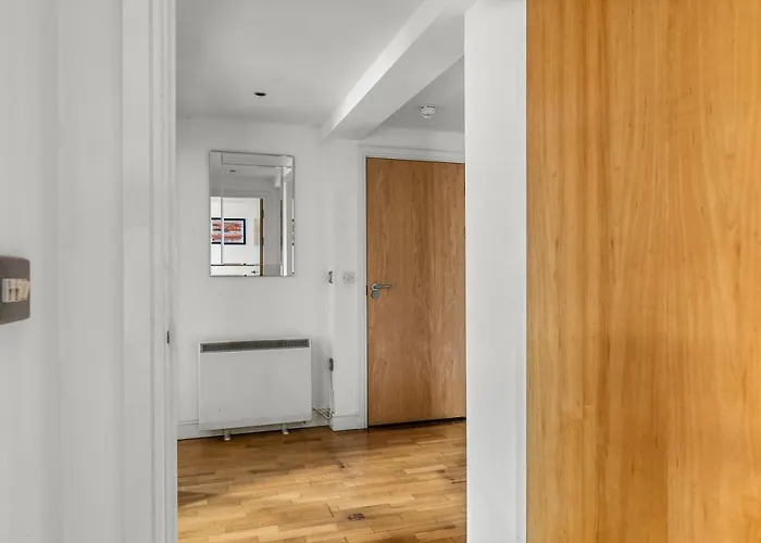 Апартаменти Enchanting Abode -sleeps 6 With Balcony!