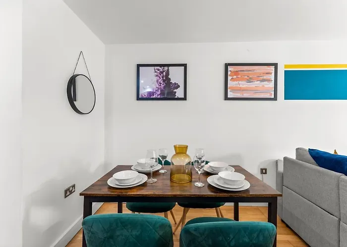 Enchanting Abode -sleeps 6 With Balcony!