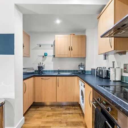 Enchanting Abode -sleeps 6 With Balcony! * Bristol