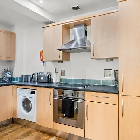 Enchanting Abode -sleeps 6 With Balcony! Bristol