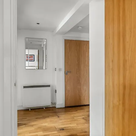 Апартаменти Enchanting Abode -sleeps 6 With Balcony!