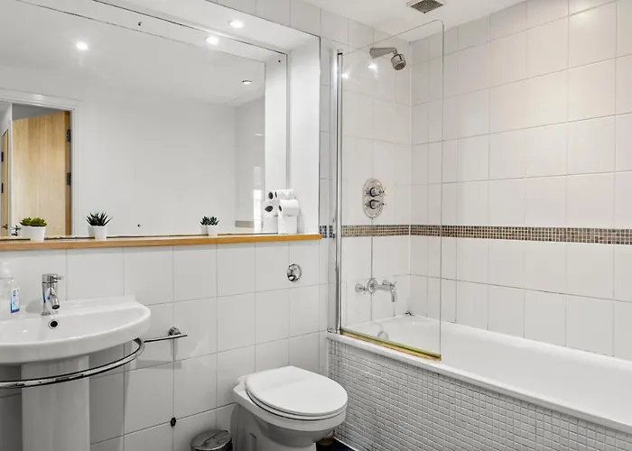 Enchanting Abode -sleeps 6 With Balcony! Апартаменты Бристоль