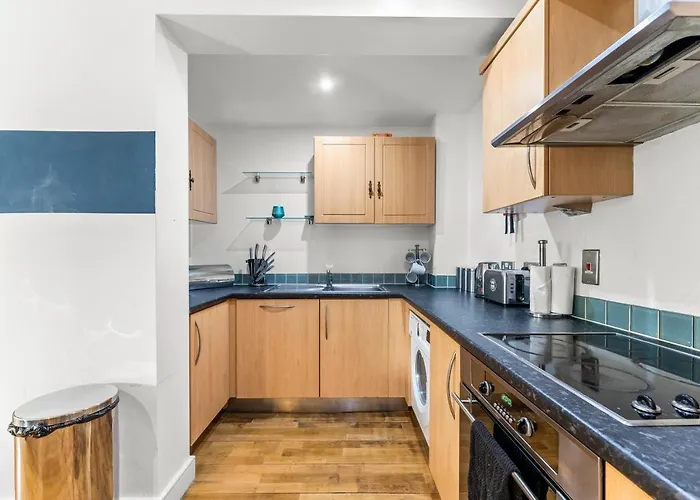 Enchanting Abode -sleeps 6 With Balcony! * Бристоль