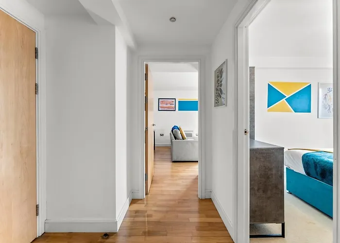 Enchanting Abode -sleeps 6 With Balcony! Бристоль