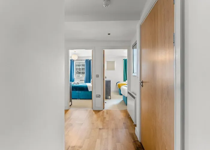 Enchanting Abode -sleeps 6 With Balcony! Бристоль