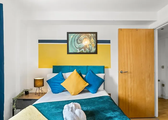 Апартаменты Enchanting Abode -sleeps 6 With Balcony! Бристоль